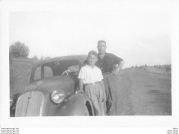 MAROC / Photo Originale  - Eté 1949 - Le Père Et Le Fils Posant Devant La Simca 8 - 90X95 - Automobile
