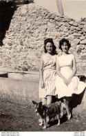 PHOTO ANCIENNE Portrait De Deux Jeunes Femmes Posant Avec Un Chien  - 88X130 - Personnes Anonymes
