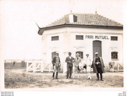 Photo Originale  - Groupe De Personnes Posant Devant Le Pari Mutuel Dans Les Années 30 - 83X60 - Other & Unclassified