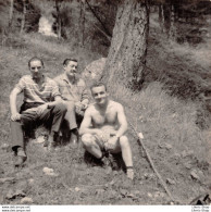 PHOTO ANCIENNE Portrait De 3 Hommes En Forêt - Torse Nu 85X85 - Personnes Anonymes