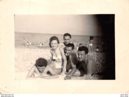 PHOTO ANCIENNE  Jeunes Gens En Maillots De Bains Swimsuit Plage De Galets Torse Nu - Nice Californie 1957 - Personnes Anonymes