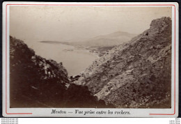 FRANCE // MENTON - VUE PRISE ENTRE LES ROCHERS VERS 1890 - TIRAGE SUR PAPIER ALBUMINÉ SUPPORT CARTON - Lieux