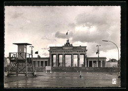 AK Berlin, Grenze Und Wachtposten An Dem Brandenburger Tor  - Dogana
