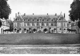 MENARS - Le Château - La Cour D'honneur - Très Bon état - Other & Unclassified