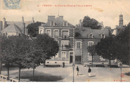VIERZON - La Place De L'Hôtel De Ville Et Le Beffroi - Très Bon état - Vierzon