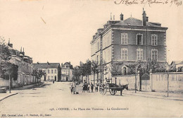 COSNE - La Place Des Victoires - La Gendarmerie - Très Bon état - Cosne Cours Sur Loire