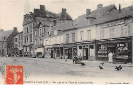 CREVECOEUR LE GRAND - Un Côté De La Place De L'Hôtel De Ville - Très Bon état - Crevecoeur Le Grand