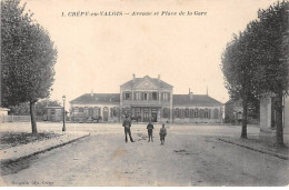 CREPY EN VALOIS - Avenue Et Place De La Gare - Très Bon état - Crepy En Valois