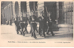 PARIS Vécu - Palais De Justice - Le Relève Des Sentinelles - Très Bon état - Arrondissement: 01