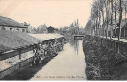 BEAUVAIS - Le Lavoir Militaire Et La Rue Thérain - état - Beauvais