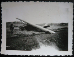 Ancienne Photo D'avion Crashé  ( Armée De L'Air -aviation Militaire  )  Petit Format 8,5 X 6 Cm - Aviation
