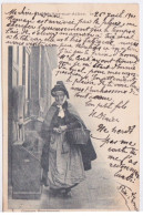 03 - MOULINS SUR ALLIER - COSTUME BOURBONNAIS -  FEMME AU MARCHE  AVEC COIFFE 1901 - MAGASIN DE BALAIS - Moulins