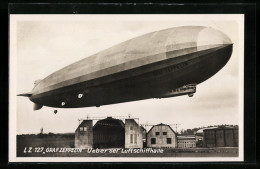 AK LZ 127 Graf Zeppelin über Der Luftschiffhalle  - Dirigeables