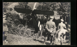 AK Soldaten An Einem Abgestürzten Flugzeug  - 1939-1945: 2. Weltkrieg