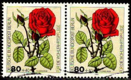 Berlin Poste Obl Yv:643 Mi:682 Floribunda Paire (Lign.Ondulées) - Usados