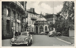 Allemagne Wiesbaden Am Kochbrunnen CPA + Timbre , Vieille Voiture Auto Automobile - Wiesbaden