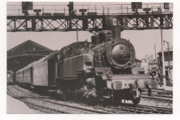 PARIS BASTILLE (75) 05/1958 . LA 131 TB 19 EN TÊTE D'UNE RAME DE BANLIEUE - Eisenbahnen
