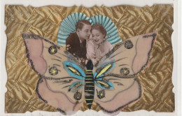 COUPLE Très Jolie Carte Fantaisie ( Fond Doré Et Papillon En Relief ) - Sonstige & Ohne Zuordnung