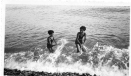 Photographie Photo Vintage Snapshot Enfant Children Vague Wave Mer Sea  - Lieux
