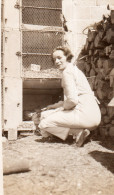 Photographie Photo Vintage Snapshot Femme Women Lapin Rabbit  - Other & Unclassified