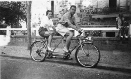 Photo Vintage Paris Snap Shop -couple Bicyclette Bicycle Tandem  SAINT SERVAN - Autres & Non Classés