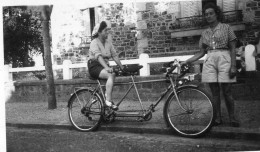 Photo Vintage Paris Snap Shop -femme Bicyclette Bicycle  SAINT SERVAN - Sonstige & Ohne Zuordnung