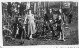 Photo Vintage Paris Snap Shop-famillebicyclette Bicycle SAINT JENEVIEVE DES BOIS - Autres & Non Classés
