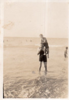 Photographie Photo Vintage Snapshot Mer Sea Homme Men Fils Son  - Lieux