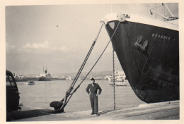 Photographie Photo Vintage Snapshot Homme Men Port Harbor Bateau Boat - Barcos