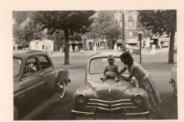 Photographie Photo Vintage Snapshot Femme Women Enfant Child Voiture Car  - Automobiles