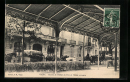 CPA Vichy, Entrée De L`Hôtel Du Parc Et L`Allée Couverte  - Vichy