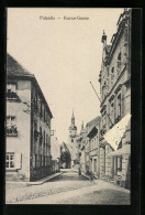 AK Pulsnitz, Kurze Gasse Mit Passanten Und Kirche  - Pulsnitz