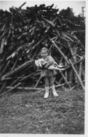 Photographie Photo Vintage Snapshot Enfant Child Chien Dog  - Autres & Non Classés