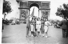 Photographie Photo Vintage Snapshot Famille Family Drapeau Flag PARIS - Lieux