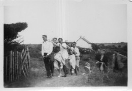 Photographie Photo Vintage Snapshot Groupe Group Queuleuleu Drôle Funny  - Autres & Non Classés