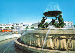 MALTE - Floriana - Fountain With Republic Gate In Background - Animé - Colorisé - Carte Postale - Malta