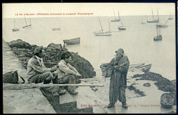 Cpa Du 44 Vie à La Mer Pêcheurs Attendant Moment Embarquer -- édité Spécialement Pour Les Clients De Saupiquet   STEP168 - Nantes