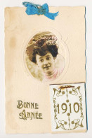 CPA Gaufrée Avec Petit Calendrier 1910 (2) Bonne Année (doré)  Jeune Fille Palette Peintre  Ruban - Nouvel An