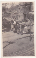 CARTE PHOTO - Deux Femmes Assises Sur Une Terrasse (Mobilier En Rotin) - Années 20-30 - Fotografie