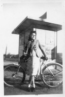 Photo Vintage Paris Snap Shop - Femme Bicyclztte Bicycle - Autres & Non Classés