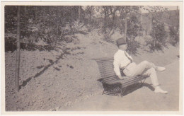 CARTE PHOTO - Homme Assis Sur Un Banc (Années 1920-30) - Photographs