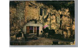 VAL DE LOIRE - Habitations Dans Le Rocher Maison Troglodyte Animé Un Homme Assis - Centre-Val De Loire