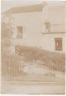 Ancienne Grande Photographie Amateur / Sépia / Lieu à Identifier / Maison, Monument Aux Morts / 3 Personnes - Lieux
