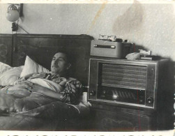 Anonymous Persons Souvenir Photo Social History Format Ca. 6 X 9 Cm Man In Bed - Anonymous Persons