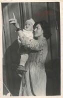 Anonymous Persons Souvenir Photo Social History Format Ca. 6 X 9 Cm Mother And Baby - Anonymous Persons