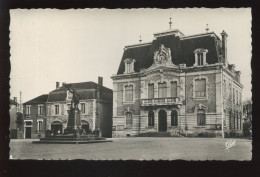 55 - REVIGNY-SUR-ORNAIN - L' HOTEL DE VILLE ET LE MONUMENT AUX MORTS - Revigny Sur Ornain