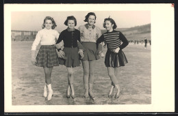 AK Vier Hübsche Mädchen In Kurzen Röcken Und Mit Schlittschuhen  - Eiskunstlauf