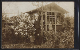 Foto-AK Eleganter Herr Als Gärtner Mit Hut Und Giesskanne  - Landbouw