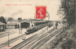 Vierzon * La Gare * Arrivée D'un Train Express * Ligne Chemin De Fer - Vierzon