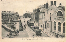 Vierzon * La Place De La République * Train Locomotive * Ligne Chemin De Fer * Machines Agricoles MERLIN Et Compagnie - Vierzon